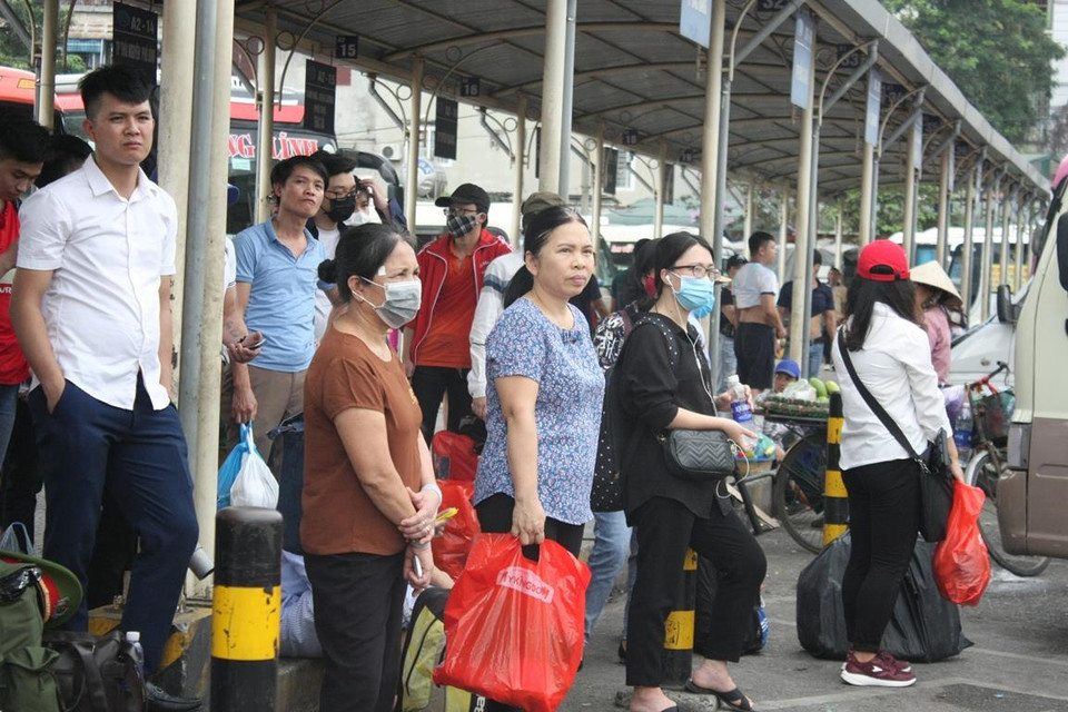Người dân đi các tuyến xe về huyện ở các tỉnh, thành luôn rơi vào tình trạng chờ đợi xe. (Ảnh: Việt Hùng/Vietnam+)
