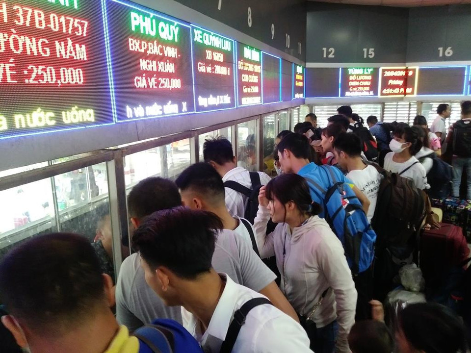 Chen chân mua vé xe tại Bến xe Nước Ngầm. (Ảnh: Việt Hùng/Vietnam+)