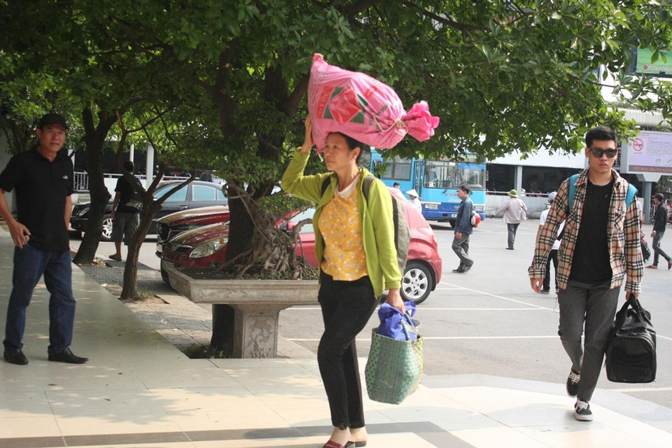 Lỉnh kỉnh đồ đạc khi về quê dịp nghỉ ngày 1/5. (Ảnh: Việt Hùng/Vietnam+)