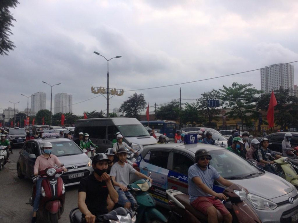 Các xe cố nhích từng mét để thoát khỏi cảnh ùn tắc giao thông. (Ảnh: Việt Hùng/Vietnam+)