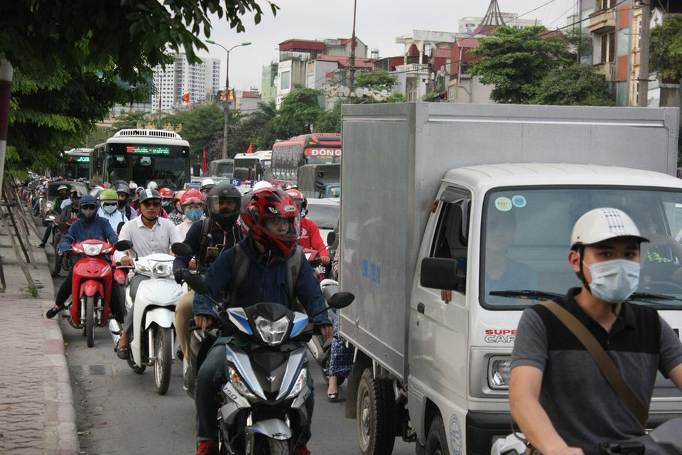 Xe ôtô xếp thành 3 hàng dọc trên đường Giải Phóng. (Ảnh: Việt Hùng/Vietnam+)