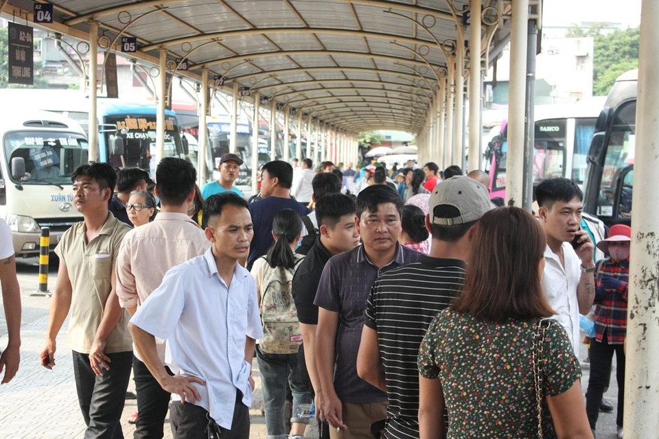 Người dân vào trong các khu vực đậu xe khách để chọn lựa xe về quê. (Ảnh: Việt Hùng/Vietnam+)