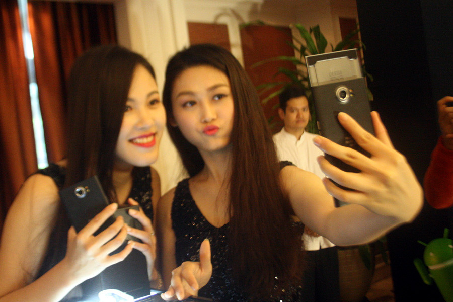 Selfie cùng siêu phẩm mới nhất của BlackBerry. (Ảnh: T.H/Vietnam+)