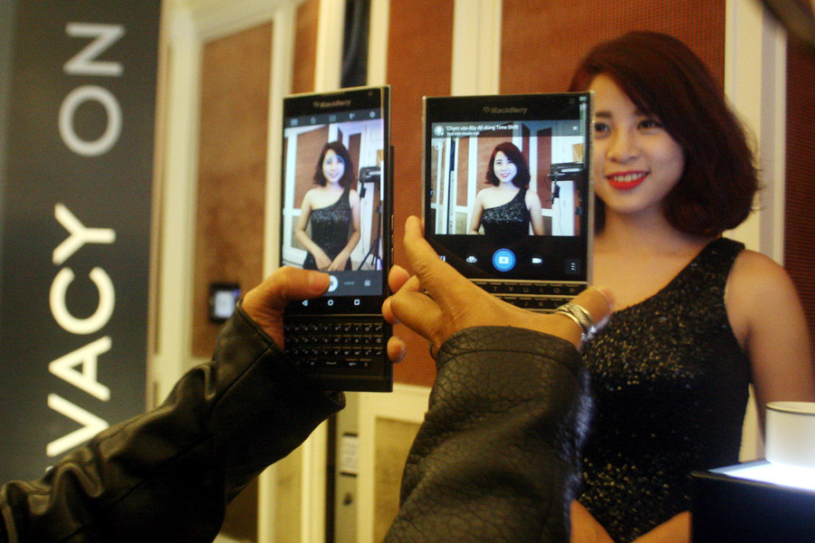 "Đọ" máy ảnh của Priv với Passport. (Ảnh: T.H/Vietnam+)