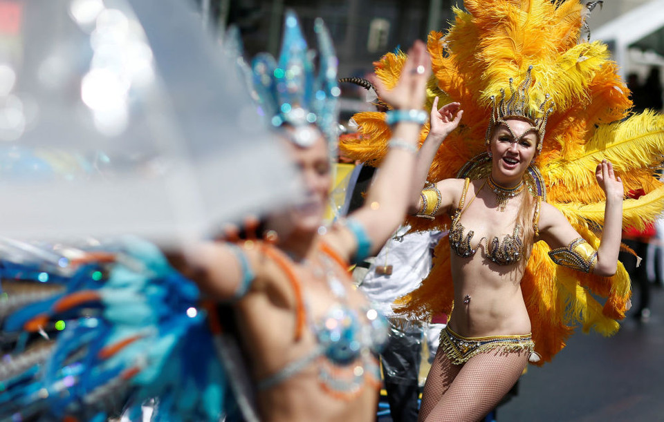 Các vũ công tham gia diễu hành đường phố trong lễ hội Carnival tại Berlin, Đức. (Nguồn: Sputnik)