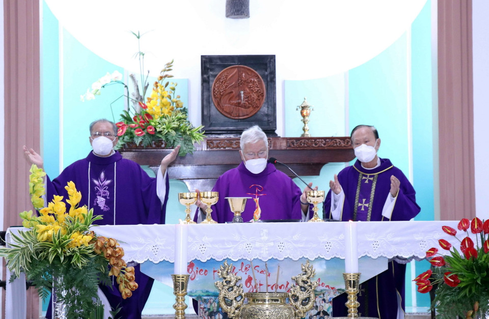 Linh mục Phan Khắc Từ, Chủ tịch (phải) và Linh mục Đinh Ngọc Lễ, Phó Chủ tịch Thường trực Ủy ban Đoàn kết Công giáo Việt Nam Thành phố Hồ Chí Minh (giữa) cùng Linh mục Vũ Đình Thái, Chủ tịch Ủy ban Đoàn kết Công giáo Việt Nam quận Tân Phú chủ trì buổi lễ. (Ảnh: Xuân Khu/TTXVN)