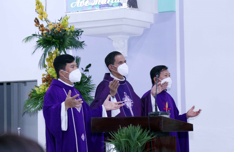 Cầu nguyện, tưởng nhớ những nạn nhân COVID-19. (Ảnh: Xuân Khu/TTXVN)