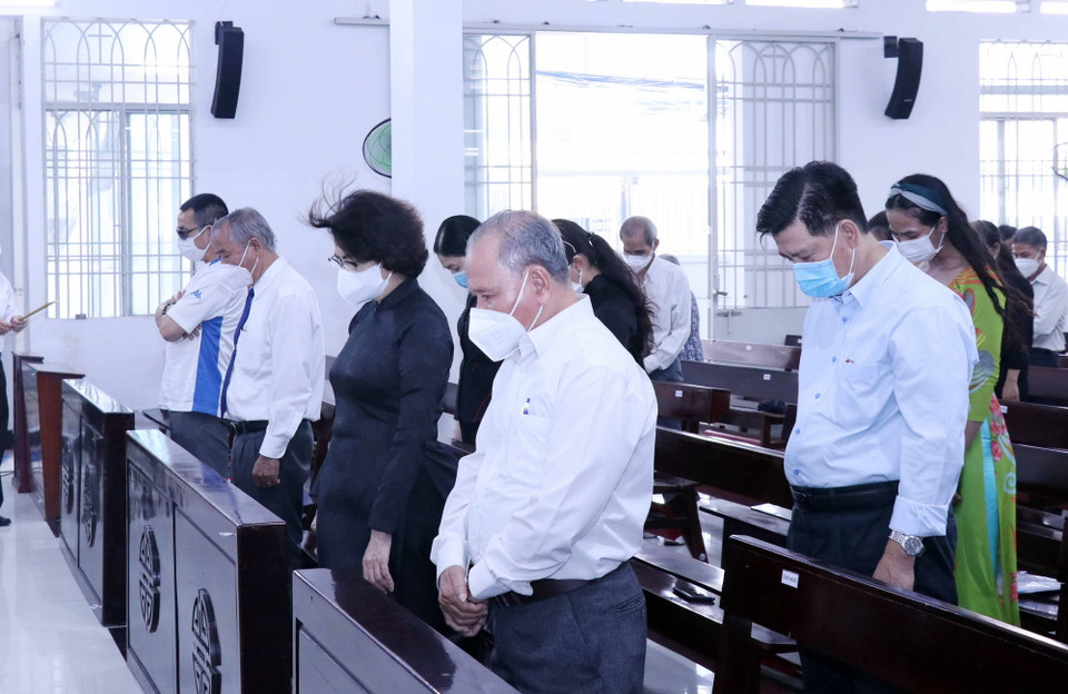 Bà Tô Thị Bích Châu, Chủ tịch Ủy ban Mặt trận Tổ quốc Việt Nam Thành phố Hồ Chí Minh cùng các đại biểu tham dự buổi lễ. (Ảnh: Xuân Khu/TTXVN)