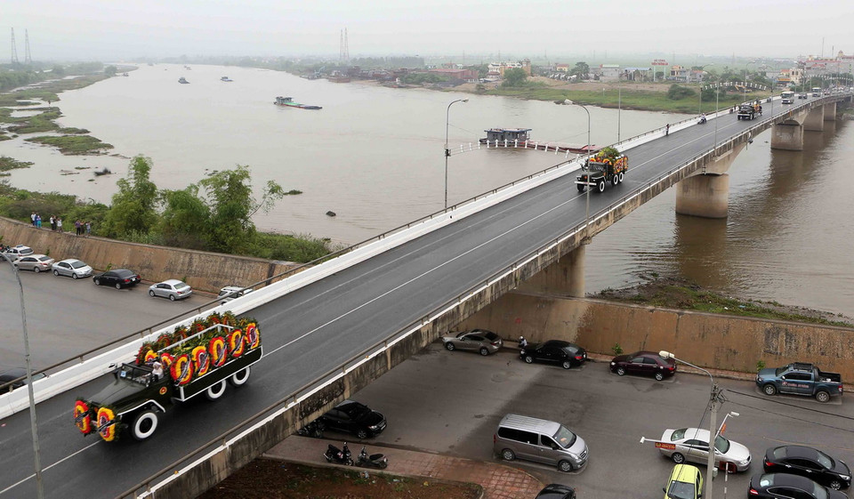 Đoàn xe đưa linh cữu Chủ tịch nước Trần Đại Quang về quê hương Ninh Bình. (Nguồn: TTXVN)