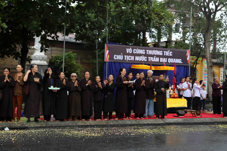 Hàng nghìn người dân Ninh Bình đội mưa đón đoàn xe đưa linh cữu Chủ tịch nước Trần Đại Quang về với quê hương. (Nguồn: TTXVN)