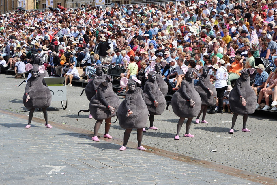 Một tiết mục biểu diễn trong lễ rước. (Ảnh: Hương Giang/TTXVN)