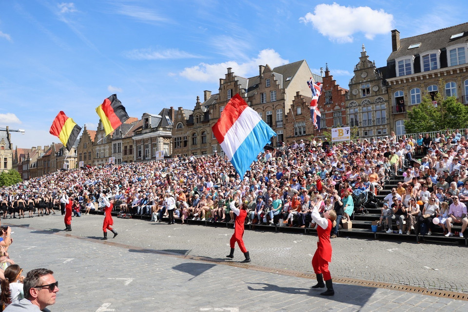 Một tiết mục biểu diễn trong lễ rước. (Ảnh: Hương Giang/TTXVN)