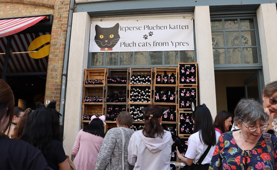 Những chú mèo đen bằng bông được bày bán như món quà lưu niệm tại Lễ hội Mèo (Kattenstoet). (Ảnh: Hương Giang/TTXVN)