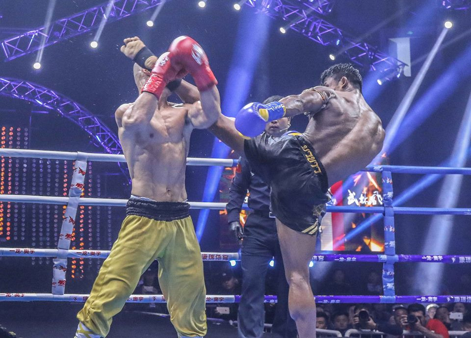 Yi Long chỉ chống đỡ và tung ra đòn tấn công yếu ớt. (Nguồn: Banchamek Gym)