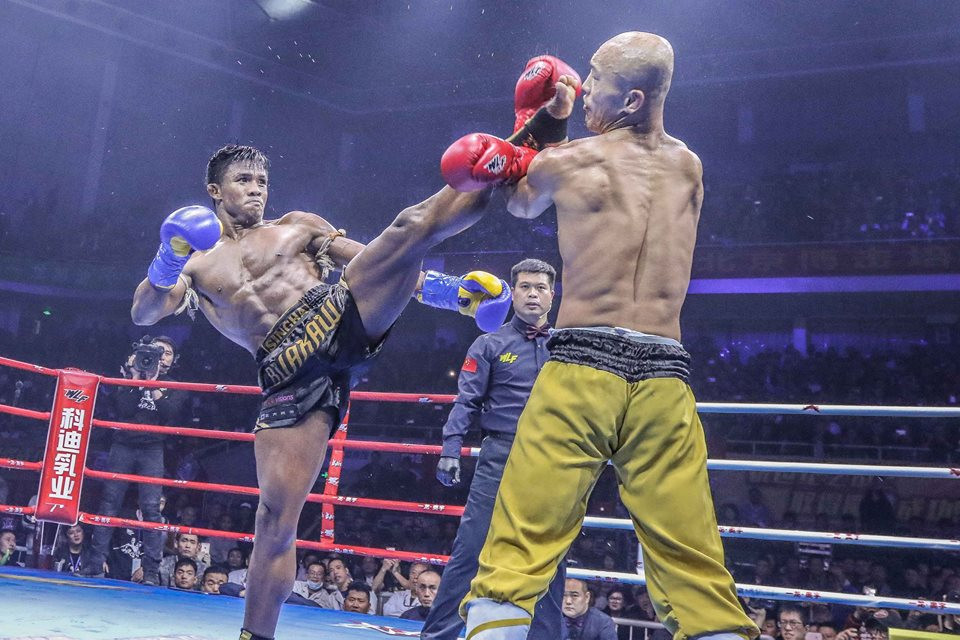 Xuyên suốt 3 hiệp đấu, Yi Long chơi hoàn toàn lép vế nhưng vẫn giành chiến thắng chung cuộc với tỷ số 3-0. (Nguồn: Banchamek Gym)