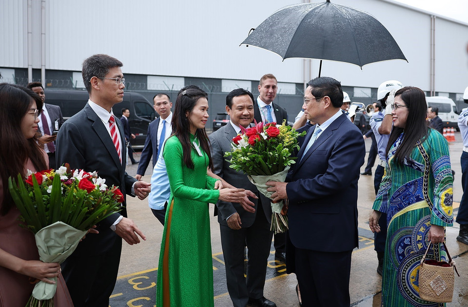 Cán bộ, nhân viên Đại sứ quán Việt Nam tại Brazil đón Thủ tướng Phạm Minh Chính và Phu nhân. (Ảnh: Dương Giang/TTXVN)