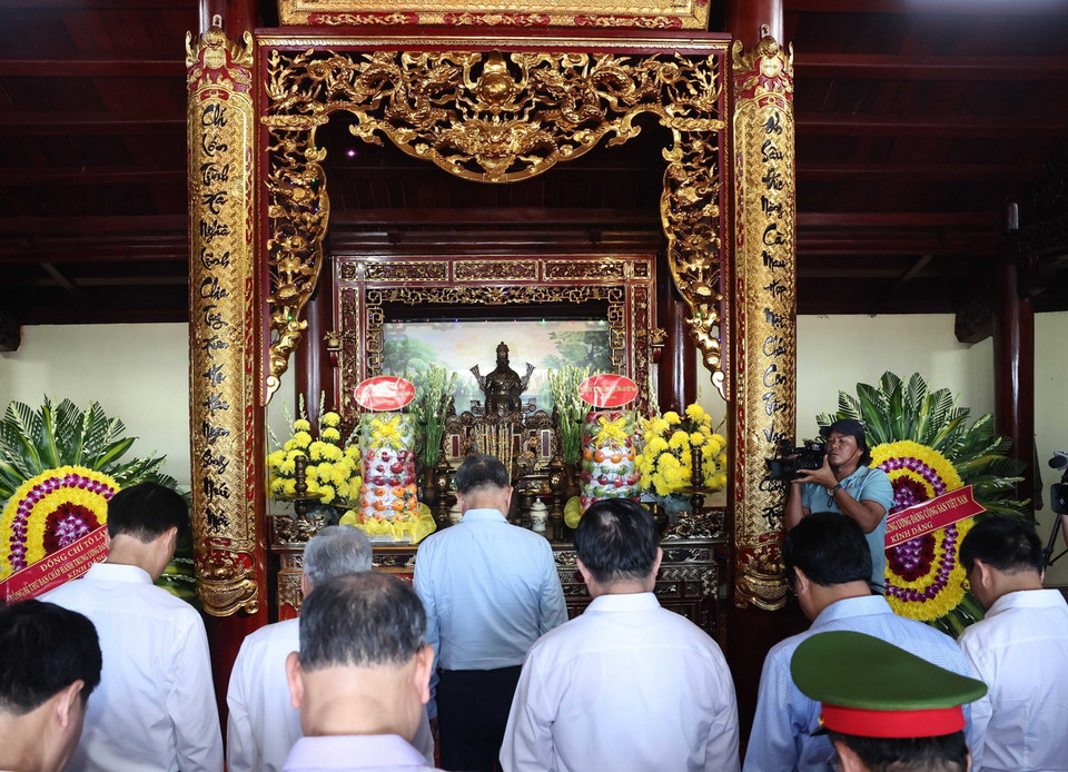 Tổng Bí thư Tô Lâm dâng hương, hoa tại Đền thờ Quốc tổ Lạc Long Quân. (Ảnh: Thống Nhất/TTXVN)