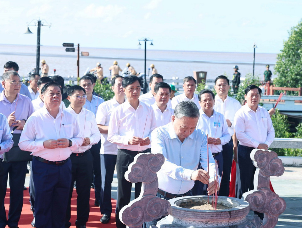 Tổng Bí thư Tô Lâm dâng hương, hoa tại Đền thờ Quốc tổ Lạc Long Quân. (Ảnh: Thống Nhất/TTXVN)