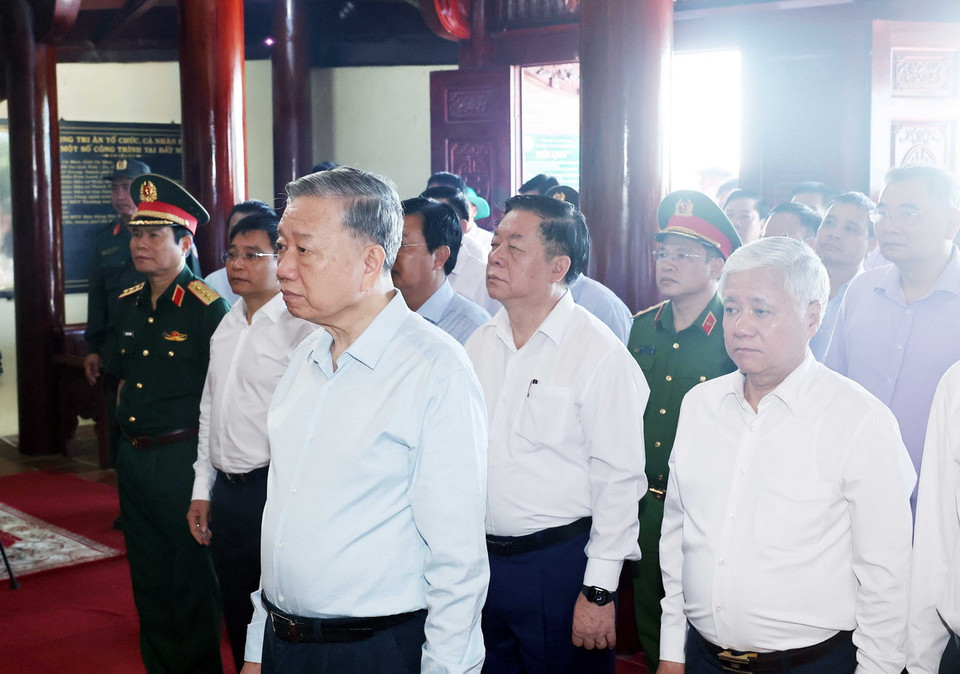 Tổng Bí thư Tô Lâm dâng hương, hoa tại Đền thờ Quốc tổ Lạc Long Quân. (Ảnh: Thống Nhất/TTXVN)