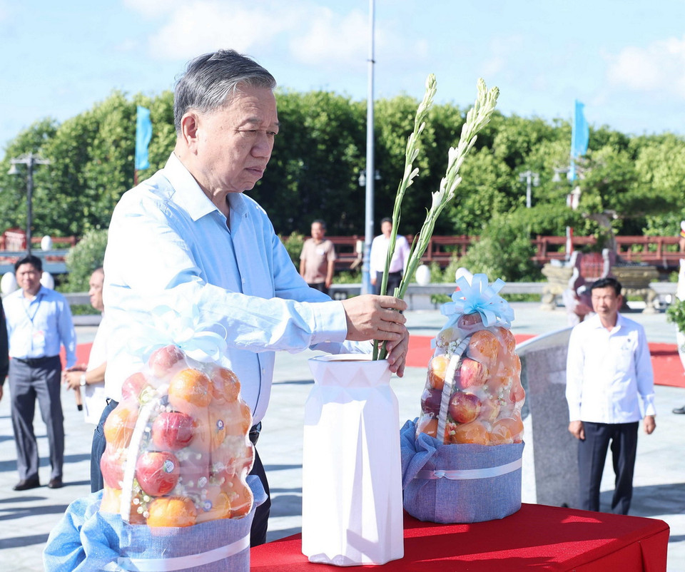 Tổng Bí thư Tô Lâm dâng hoa tại tượng Mẹ, Đền thờ Quốc tổ Lạc Long Quân. (Ảnh: Thống Nhất/TTXVN)