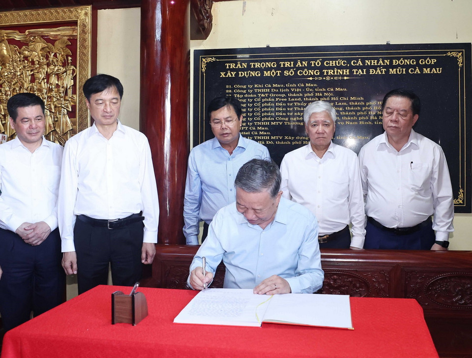 Tổng Bí thư Tô Lâm ghi lưu bút tại Đền thờ Quốc tổ Lạc Long Quân ở Cà Mau. (Ảnh: Thống Nhất/TTXVN)