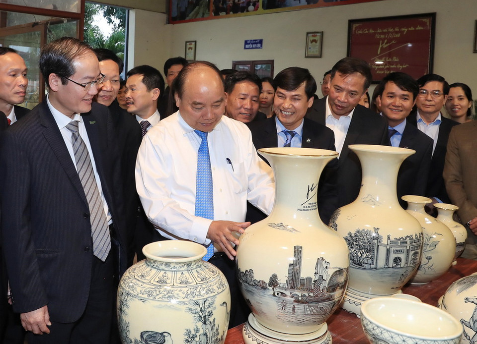 Thủ tướng Nguyễn Xuân Phúc đến thăm Công ty cổ phần gốm Chu Đậu. (Ảnh: Thống Nhất/TTXVN)