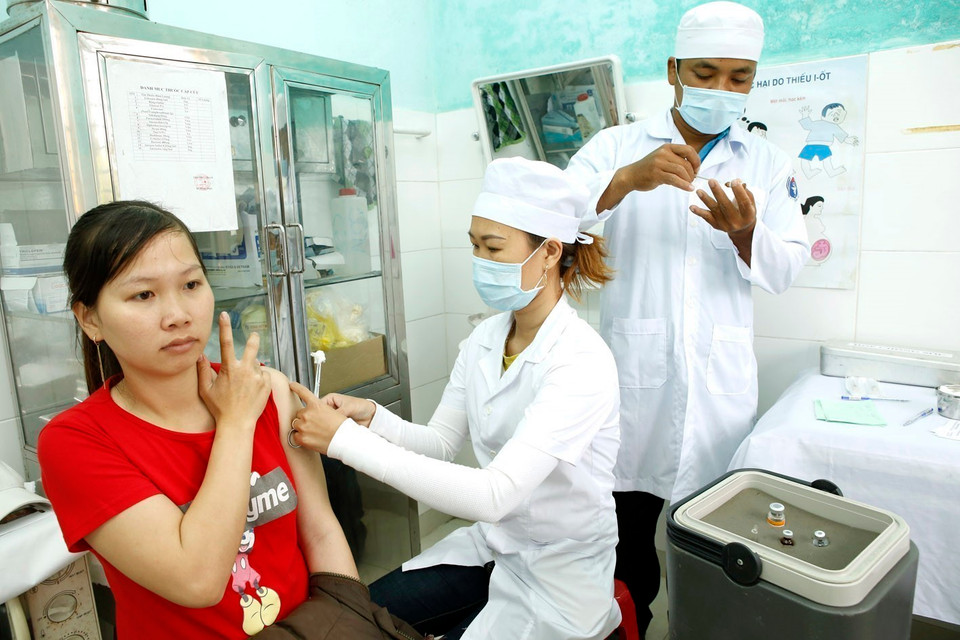 Tỷ lệ TCMR đầy đủ cho trẻ dưới 1 tuổi tại Thừa Thiên Huế đạt 98,5%, tỷ lệ tiêm đủ liều vắcxin uốn ván cho phụ nữ có thai đạt trên 97%, triển khai vác xin tả, thương hàn, viêm não Nhật Bản tùy theo yếu tố dịch tễ từng vùng… (Ảnh: Dương Ngọc/TTXVN)