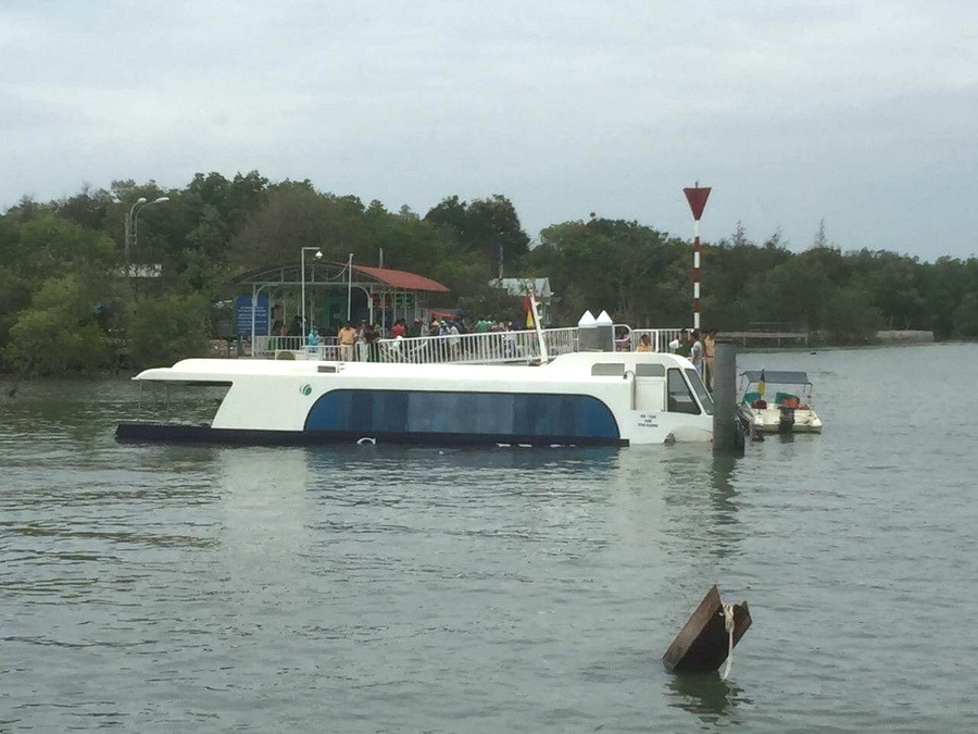 Sáng 8/4, tại khu vực gần bến Tắc Suất (huyện Cần Giờ), tàu cao tốc chở hàng chục hành khách khi đi từ Vũng Tàu về gần tới Cần Giờ thì bất ngờ bị sự cố va vào chướng ngại vật trên sông, nước tràn vào khoang. (Ảnh: Linh Sơn/TTXVN)