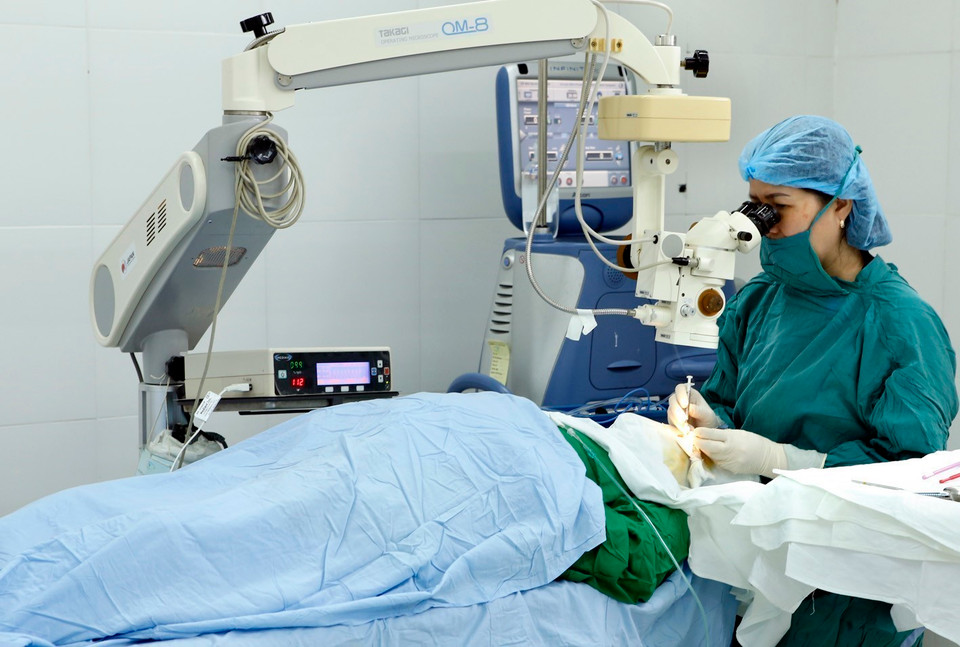 Bệnh viện Mắt Huế triển khai nhiều kỹ thuật hiện đại như mổ Phaco xoáy, đặt thể thủy tinh nhân tạo đa tiêu, thể thủy tinh chống loạn thị, phẫu thuật cắt dịch kính điều trị bong võng mạc, phẫu thuật tạo hình thẩm mỹ về mắt thu hút ượng bệnh nhân đến khám chữa bệnh ngày càng tăng với 45.000 - 47.000 lượt bệnh/năm, phẫu thuật khoảng 5.000 ca/năm. (Ảnh: Dương Ngọc/TTXVN)