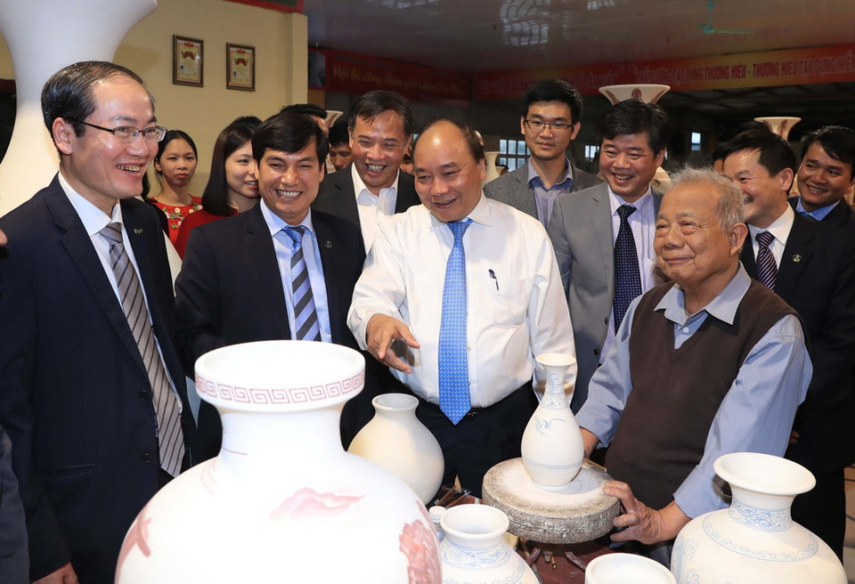 Thủ tướng Nguyễn Xuân Phúc đến thăm Công ty cổ phần gốm Chu Đậu. (Ảnh: Thống Nhất/TTXVN)