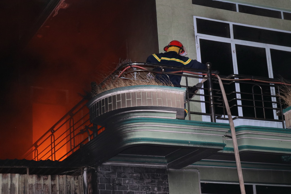 Tối 8/4, một vụ cháy lớn đã xảy ra tại kho hàng của công ty Phước Lộc Gia, quốc lộ 1A, phường Phước Mỹ, thành phố Phan Rang-Tháp Chàm, Ninh Thuận. (Ảnh: Nguyễn Thành/TTXVN)