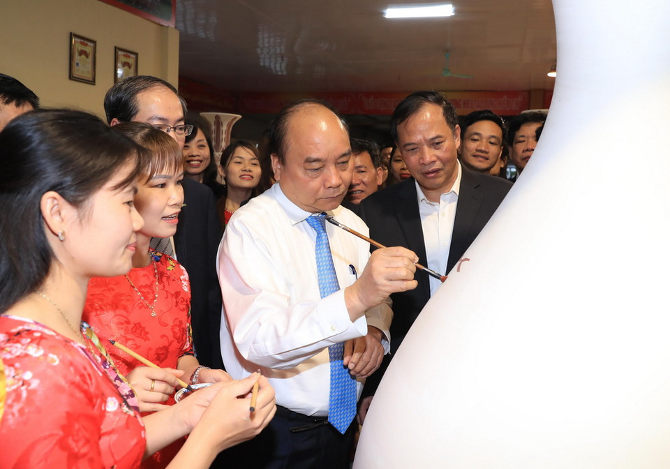 Thủ tướng Nguyễn Xuân Phúc đến thăm Công ty cổ phần gốm Chu Đậu. (Ảnh: Thống Nhất/TTXVN)