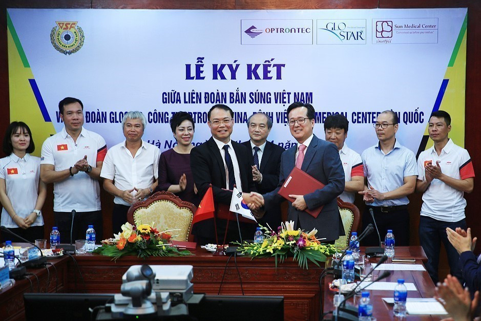 Ngày 2/4/2018, tại Hà Nội, Liên đoàn Bắn súng Việt Nam tổ chức Lễ ký kết hợp đồng tài trợ với 3 nhà tài trợ đến từ Hàn Quốc là Tập đoàn Glostar, Công ty Optrontec Vina, Bệnh viện SUN Hà Quốc (SUN MEDICAL CENTER). Tổng số tiền tài trợ dành cho bắn súng Việt Nam của Tập đoàn Glostar và Công ty Optrontec Vina trong 2 năm là 200.000 USD. (Ảnh: Trọng Đạt/TTXVN)