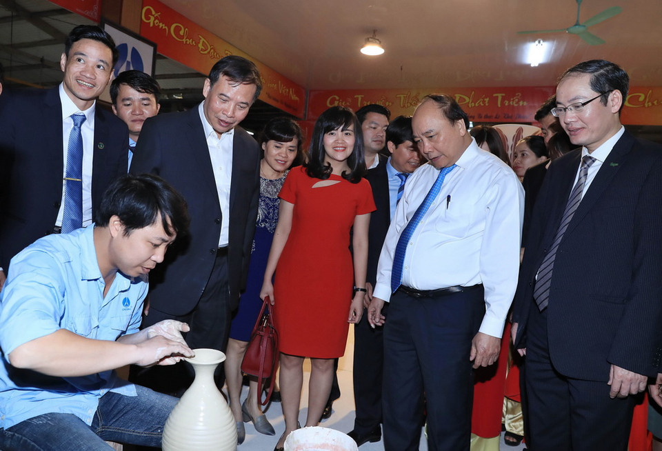 Thủ tướng Nguyễn Xuân Phúc đến thăm Công ty cổ phần gốm Chu Đậu. (Ảnh: Thống Nhất/TTXVN)