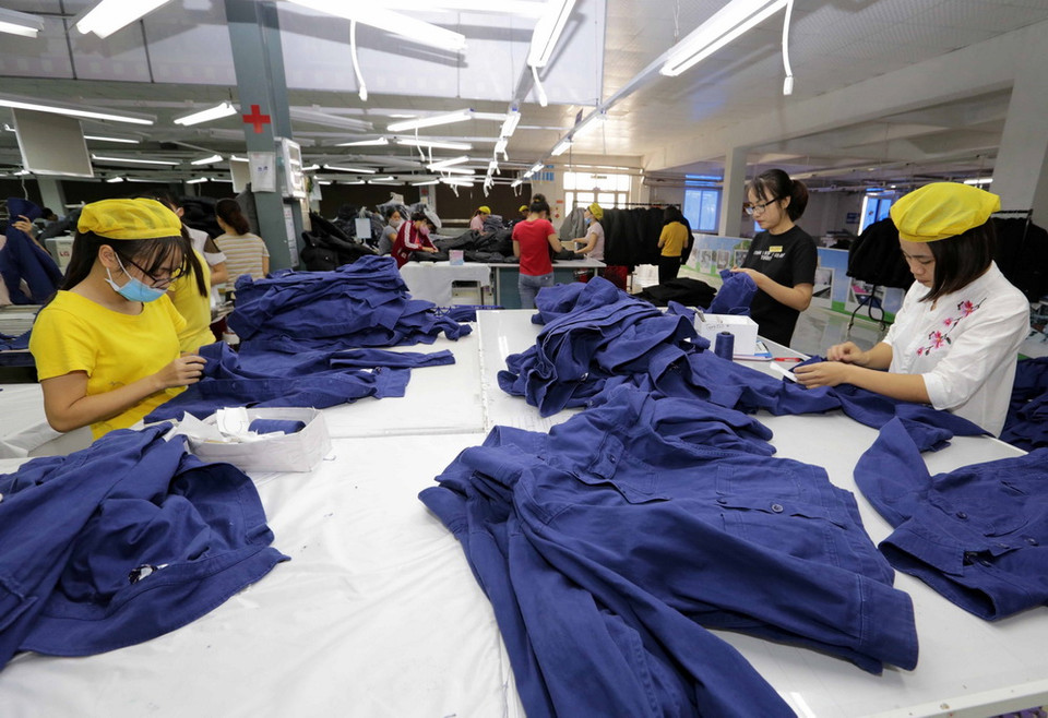  May hàng xuất khẩu tại Công ty may 10. (Ảnh: Trần Việt/TTXVN)