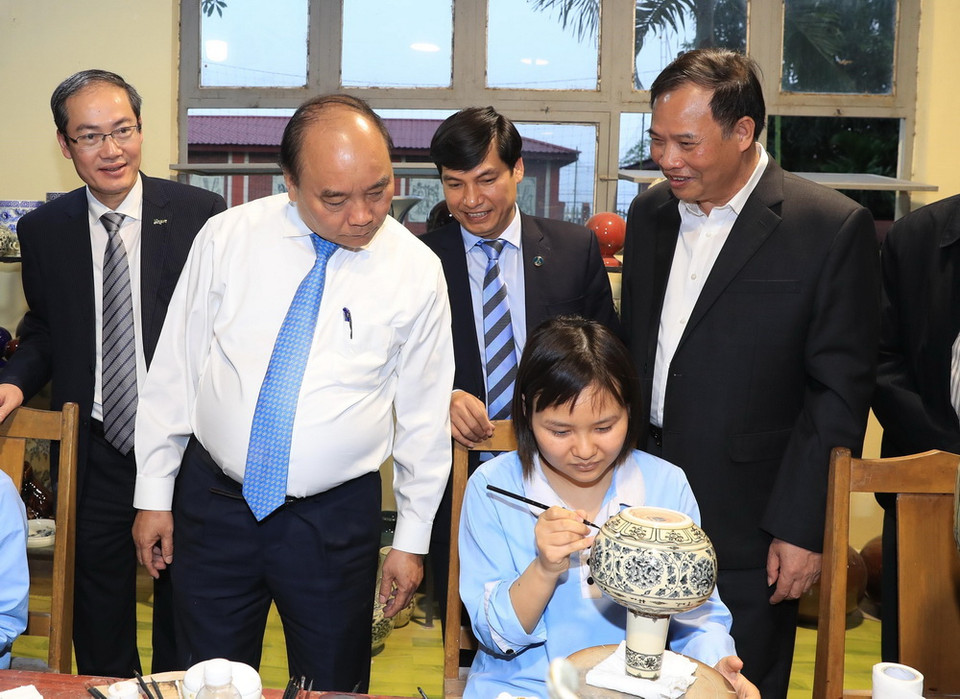 Thủ tướng Nguyễn Xuân Phúc đến thăm Công ty cổ phần gốm Chu Đậu. (Ảnh: Thống Nhất/TTXVN)