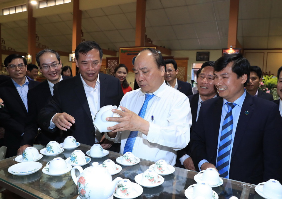 Thủ tướng Nguyễn Xuân Phúc đến thăm Công ty cổ phần gốm Chu Đậu. (Ảnh: Thống Nhất/TTXVN)