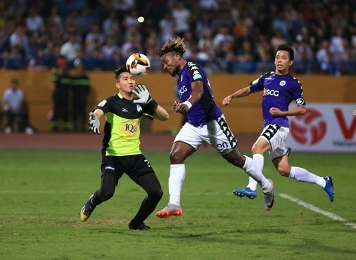 Tối 5/4/2018, trên sân vận động Hàng Đẫy, CLB chủ nhà Hà Nội (áo xanh) đã giành chiến thắng với tỷ số đậm 5-0 trước đội Hoàng Anh Gia Lai (áo đỏ) trong trận đấu bù vòng 3 Giải bóng đá Vô địch quốc gia Nuti Café V.League 2018. (Ảnh: Trọng Đạt/TTXVN)