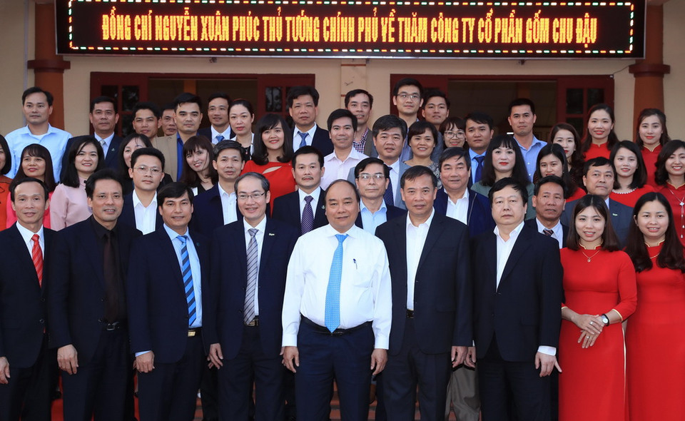 Thủ tướng Nguyễn Xuân Phúc với cán bộ Công ty cổ phần gốm Chu Đậu. (Ảnh: Thống Nhất/TTXVN)