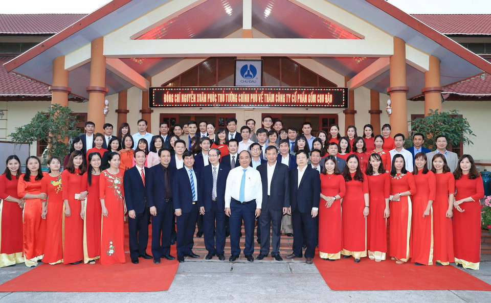 Thủ tướng Nguyễn Xuân Phúc với cán bộ Công ty cổ phần gốm Chu Đậu. (Ảnh: Thống Nhất/TTXVN)