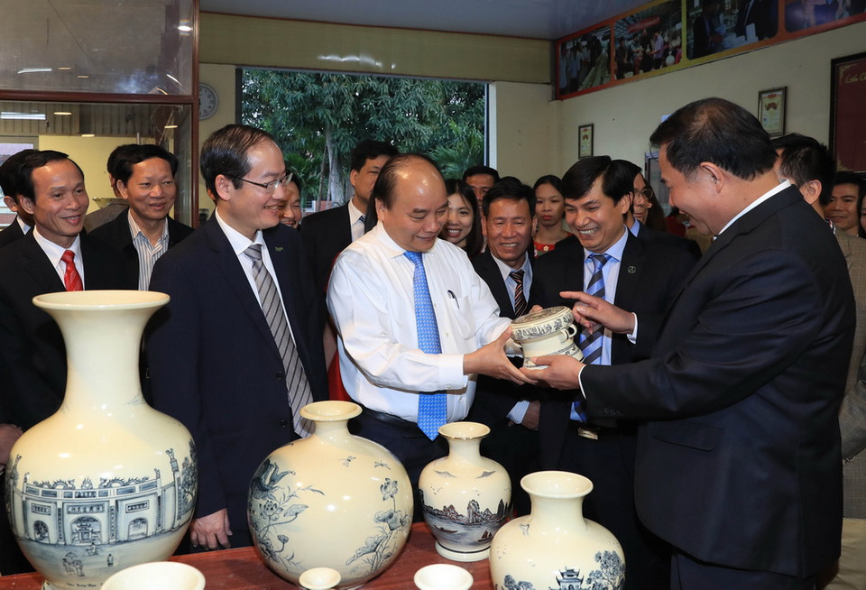 Thủ tướng Nguyễn Xuân Phúc đến thăm Công ty cổ phần gốm Chu Đậu. (Ảnh: Thống Nhất/TTXVN)