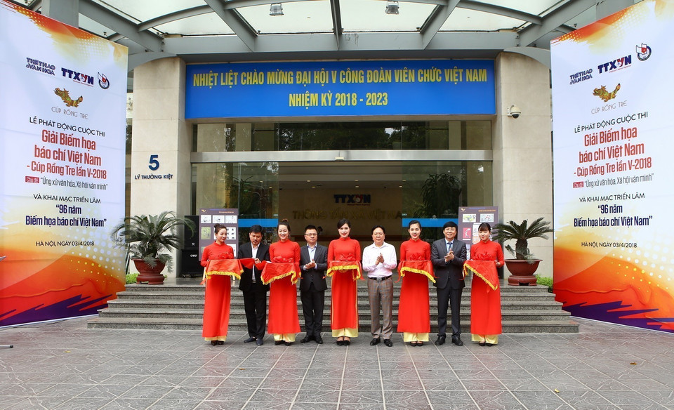  Các đại biểu (từ trái qua phải): Tổng biên tập Báo Thể thao và Văn hóa Lê Xuân Thành, Phó Tổng giám đốc TTXVN Lê Quốc Minh, Thứ trưởng Bộ Văn hóa, Thể thao và Du lịch Vương Duy Biên, Phó Chủ tịch Thường trực Hội Nhà báo Việt Nam Hồ Quang Lợi cắt băng khai mạc Triển lãm “96 năm biếm họa báo chí Việt Nam” sáng 3/4. (Ảnh: Minh Quyết/TTXVN)