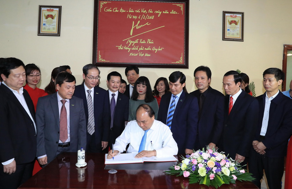 Thủ tướng Nguyễn Xuân Phúc ghi sổ lưu niệm tại Công ty cổ phần gốm Chu Đậu. (Ảnh: Thống Nhất/TTXVN)