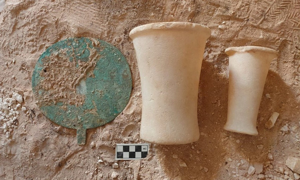 Một số đồ tạo tác được tìm thấy từ những lăng mộ có niên đại khoảng 4.200 năm ở tỉnh Sohag, miền Nam Ai Cập. (Nguồn: THX/TTXVN)