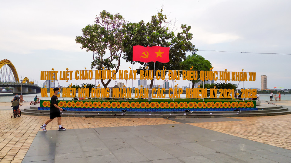 Các pano, khẩu hiệu tuyên truyền, chào mừng về bầu cử Quốc hội và Hội đồng Nhân dân các cấp nhiệm kỳ 2021-2026 trên các tuyến đường tại Đà Nẵng. (Ảnh: Trần Lê Lâm/TTXVN)