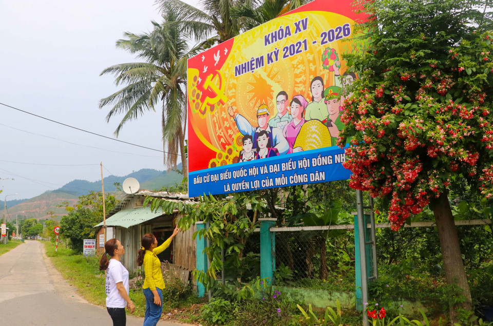 Các pano tuyền truyền về bầu cử Quốc hội và Hội đồng Nhân dân các cấp tại các thôn, làng của người đồng bào Cơ Tu ở xã Hòa Bắc, huyện Hòa Vang. (Ảnh: Trần Lê Lâm/TTXVN)