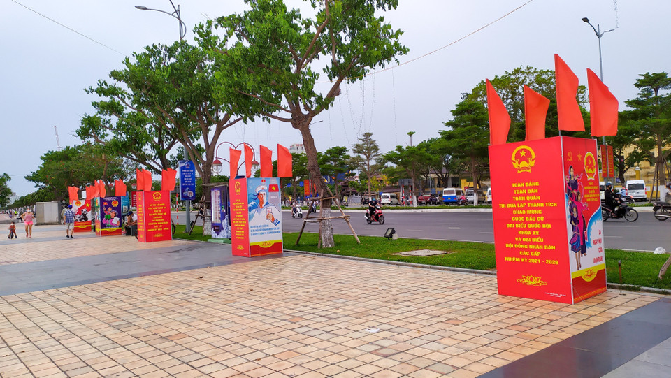 Các pano, khẩu hiệu tuyên truyền, chào mừng về bầu cử Quốc hội và Hội đồng Nhân dân các cấp nhiệm kỳ 2021-2026 trên các tuyến đường tại Đà Nẵng. (Ảnh: Trần Lê Lâm/TTXVN)