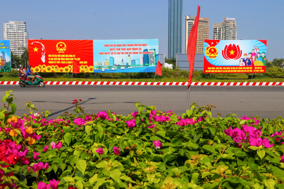 Các pano, khẩu hiệu tuyên truyền, chào mừng về bầu cử Quốc hội và Hội đồng Nhân dân các cấp nhiệm kỳ 2021-2026 trên các tuyến đường tại Đà Nẵng. (Ảnh: Trần Lê Lâm/TTXVN)