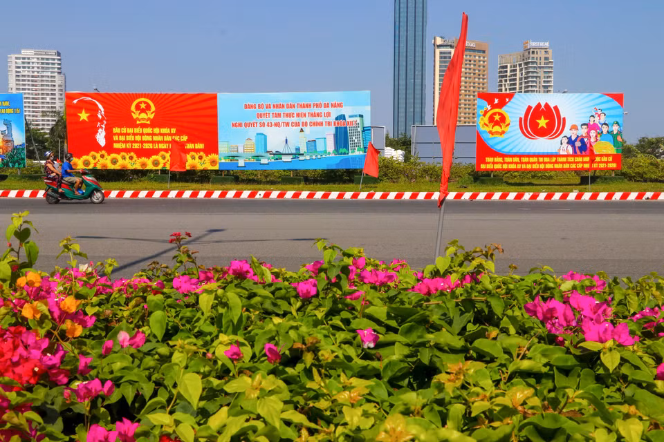 Các pano, khẩu hiệu tuyên truyền, chào mừng về bầu cử Quốc hội và Hội đồng Nhân dân các cấp nhiệm kỳ 2021-2026 trên các tuyến đường tại Đà Nẵng. (Ảnh: Trần Lê Lâm/TTXVN)