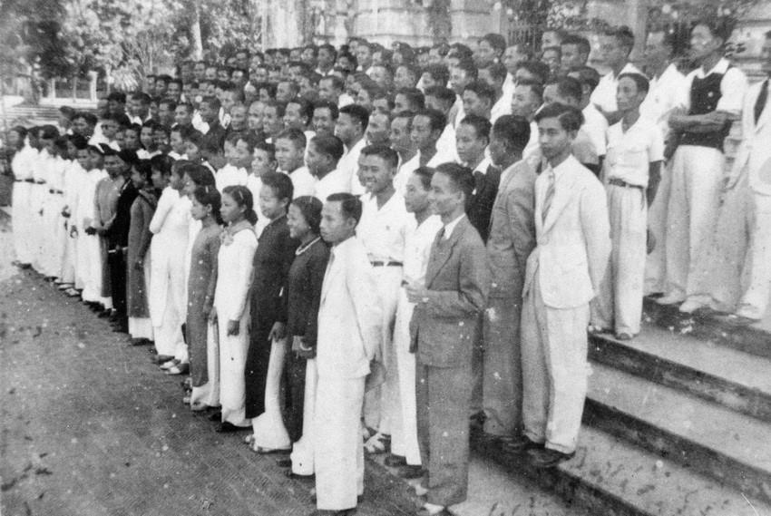 Hàng nghìn thanh niên, học sinh, sinh viên thủ đô tình nguyện về nông thôn xóa nạn mù chữ (8/9/1945). (Nguồn: TTXVN